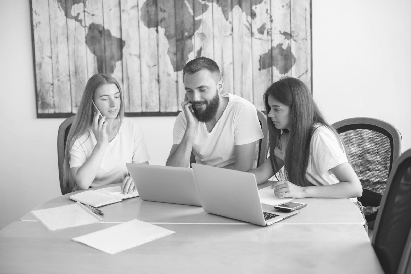 Professionelle Finanzberatung im modernen Büroumfeld